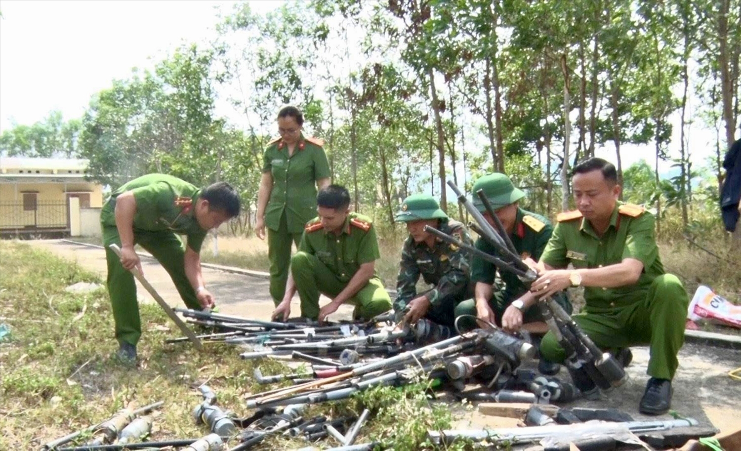 Quá trình tiêu huỷ vũ khí tự chế và linh kiện lắp ráp súng tự chế được lực lượng chức năng huyện Kbang tiến hành đảm bảo các quy định của pháp luật
