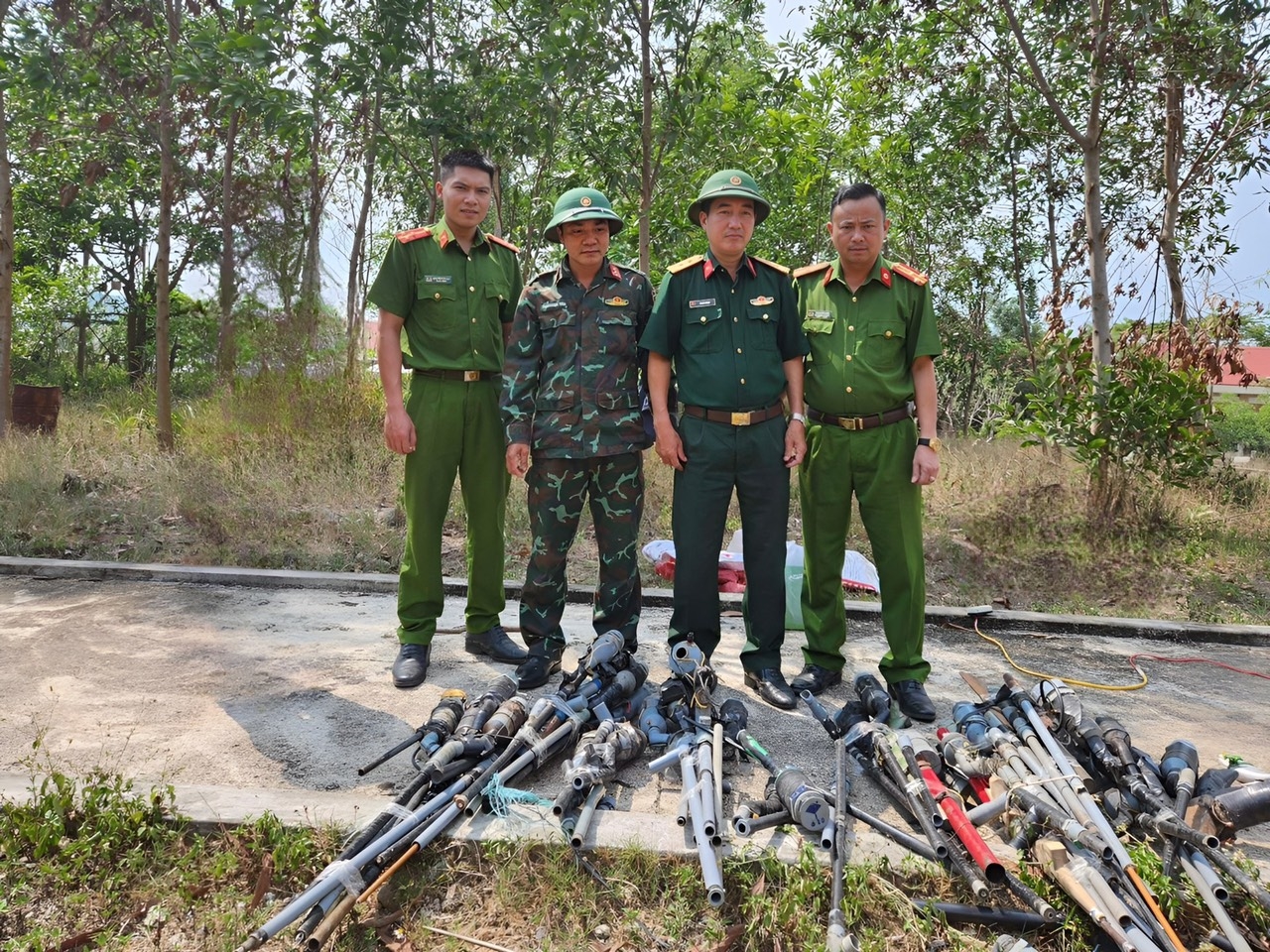 Lực lượng chức năng huyện Kbang đã thu hồi 155 vũ khí tự chế và linh kiện lắp ráp súng tự chế cất giấu trái phép trong Nhân dân