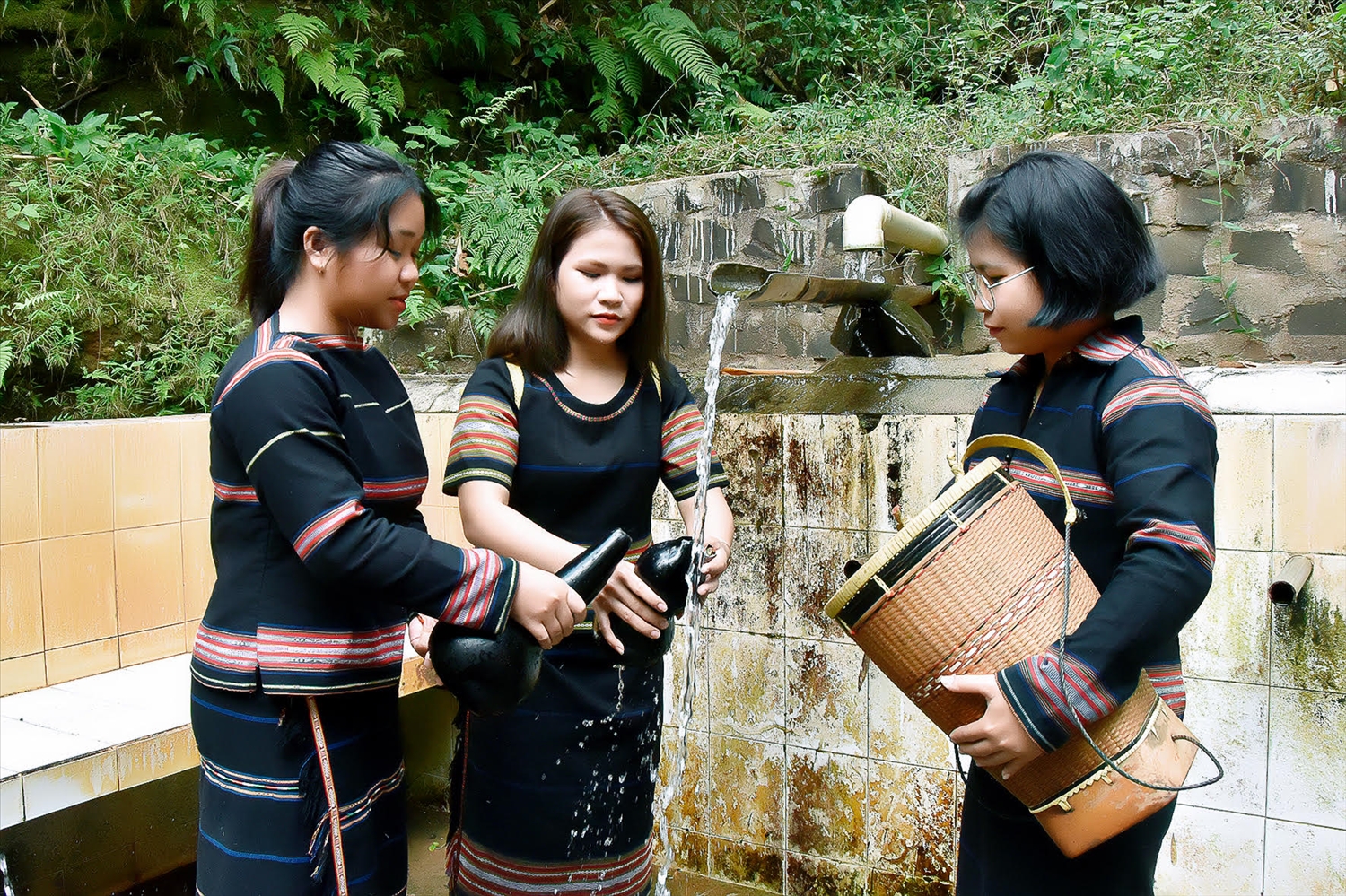 Thiếu nữ Gia Rai lấy nước sinh hoạt từ giọt nước cuối làng Ia Nueng, xã Biển Hồ, Tp. Pleiku