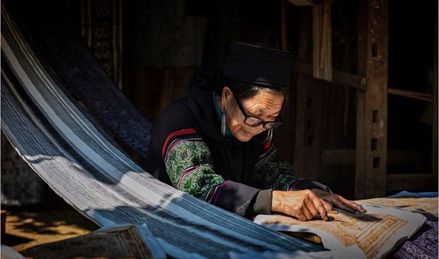 Kỹ thuật dùng sáp ong chế tác hoa văn trên vải thổ cẩm của người Mông ở Sa Pa