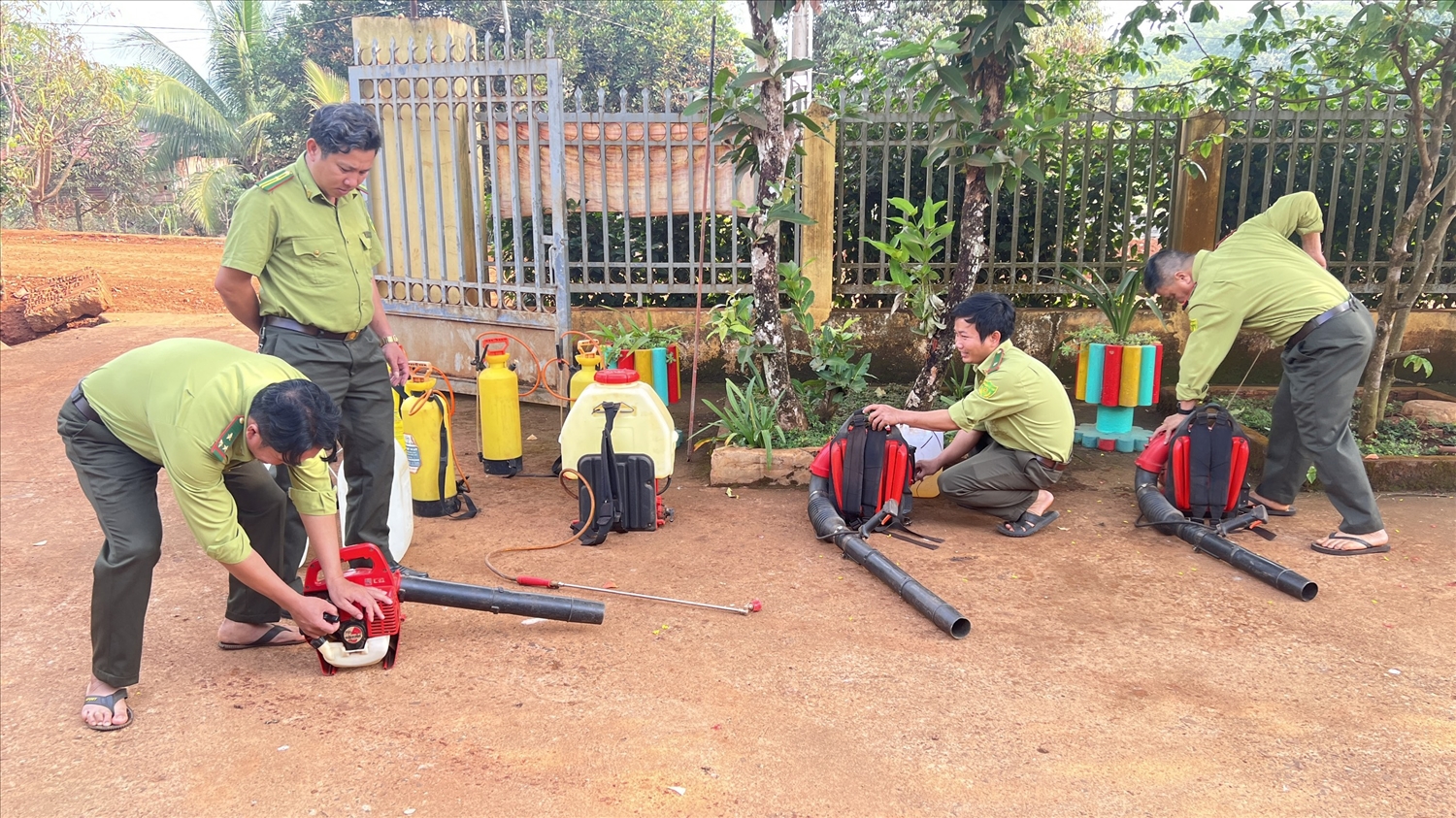 Lực lượng kiểm lâm Vườn quốc gia Cát Tiên chuẩn bị sẵn các trang thiết bị, dụng cụ phòng, chống cháy rừng