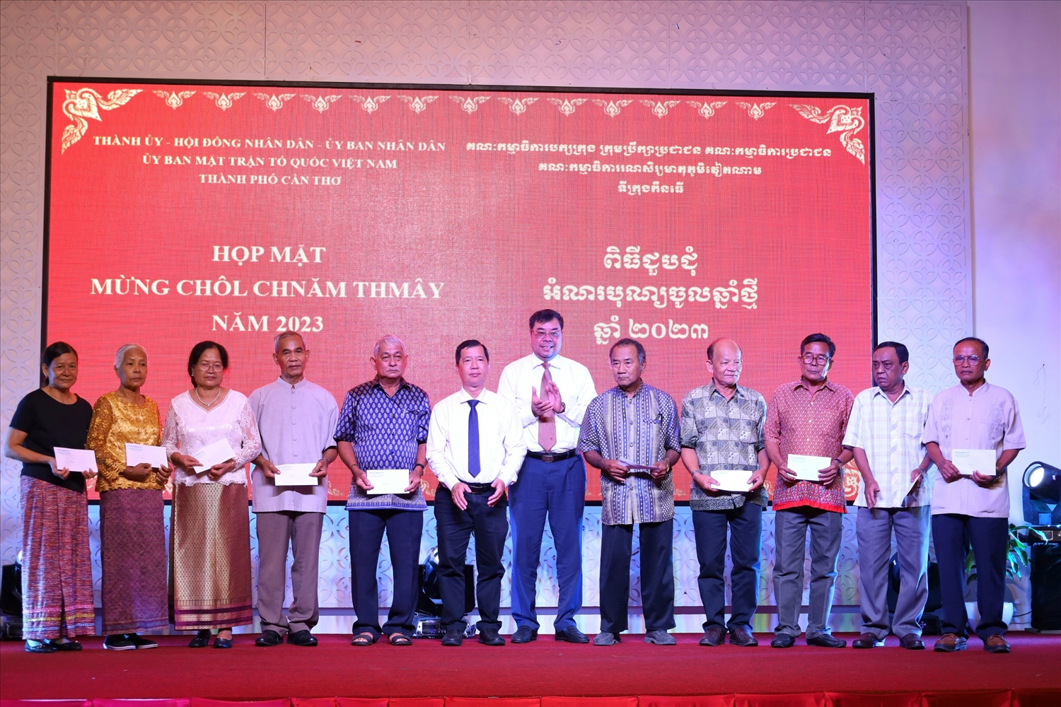 ông Lê Trung Kiên - Trưởng Ban dân tộc (người thứ 6 Bên trái qua) và ông Tào Việt Thắng ( Người thứ 6 bên phải qua)- Phó Vụ trưởng Vụ công tác địa Phương trao quà đến cán bộ hưu trí là dân tộc Khmer 
