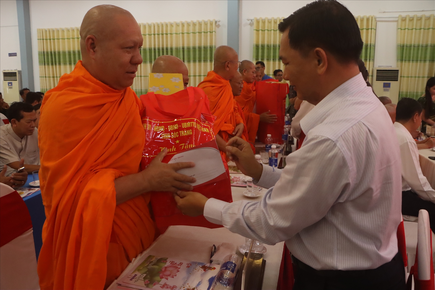 Ông Trần Văn Lâu - Phó Bí thư Tỉnh uỷ, Chủ tịch UBND tỉnh trao quà mừng Tết cổ truyền đồng bào Khmer năm 2023, đến Thượng toạ Lý Đức - Đại biểu Quốc hội 