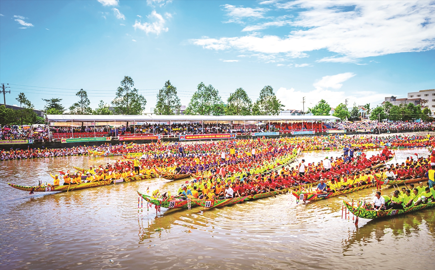 Đua ghe ngo được xem là “môn thể thao vua” vùng sông nước Nam Bộ.