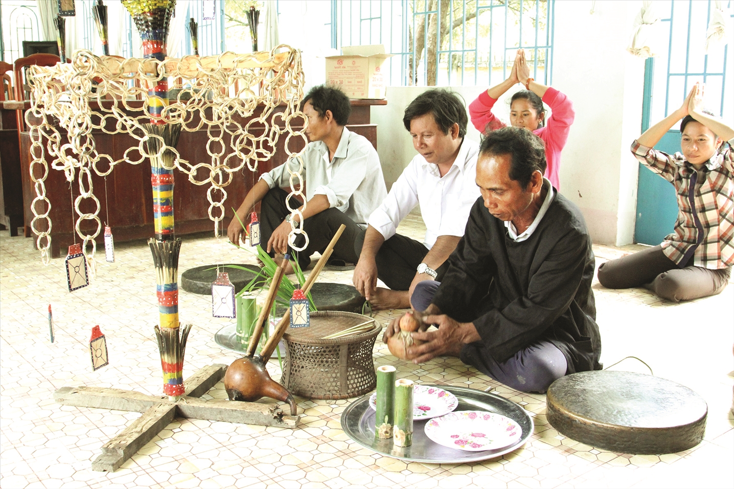 Các nghệ nhân xã Phước Hà tái hiện nghi lễ ăn mừng đầu lúa mới của đồng bào Raglay địa phương. 