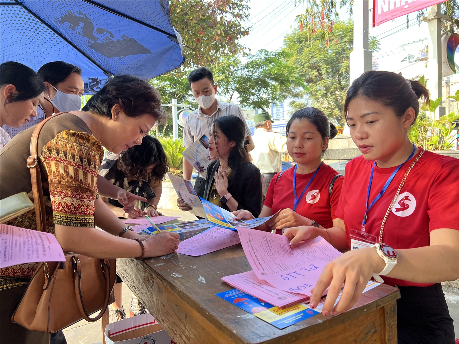 Đông đảo người dân tham gia đăng ký hiến máu tình nguyện