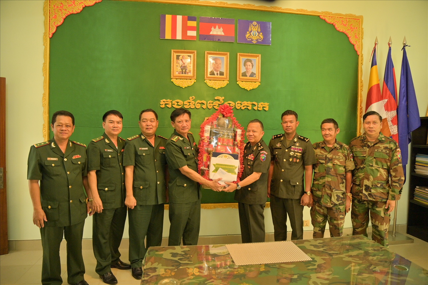  Đại tá Võ Văn Sử, Tỉnh ủy viên, Chỉ huy trưởng BĐBP Kiên Giang thăm, tặng quà Cục Biên phòng - Bộ tư lệnh Lục quân Hoàng gia Campuchia.