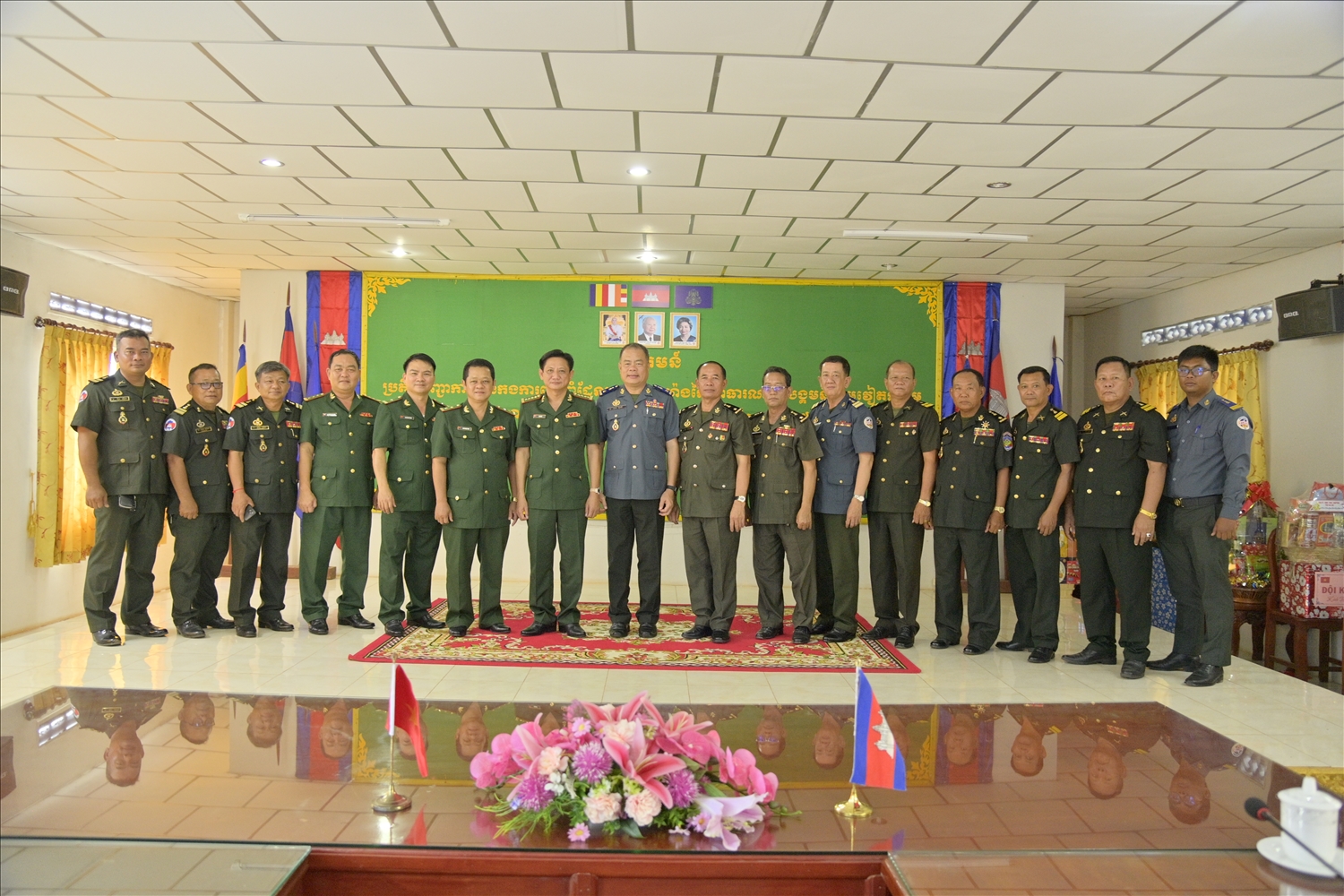 Đoàn công tác chụp ảnh lưu niệm cùng cán bộ, chiến sĩ Tiểu đoàn trấn áp tội phạm và Tiểu khu Quân sự tỉnh Sihanouk – Vương quốc Campuchia