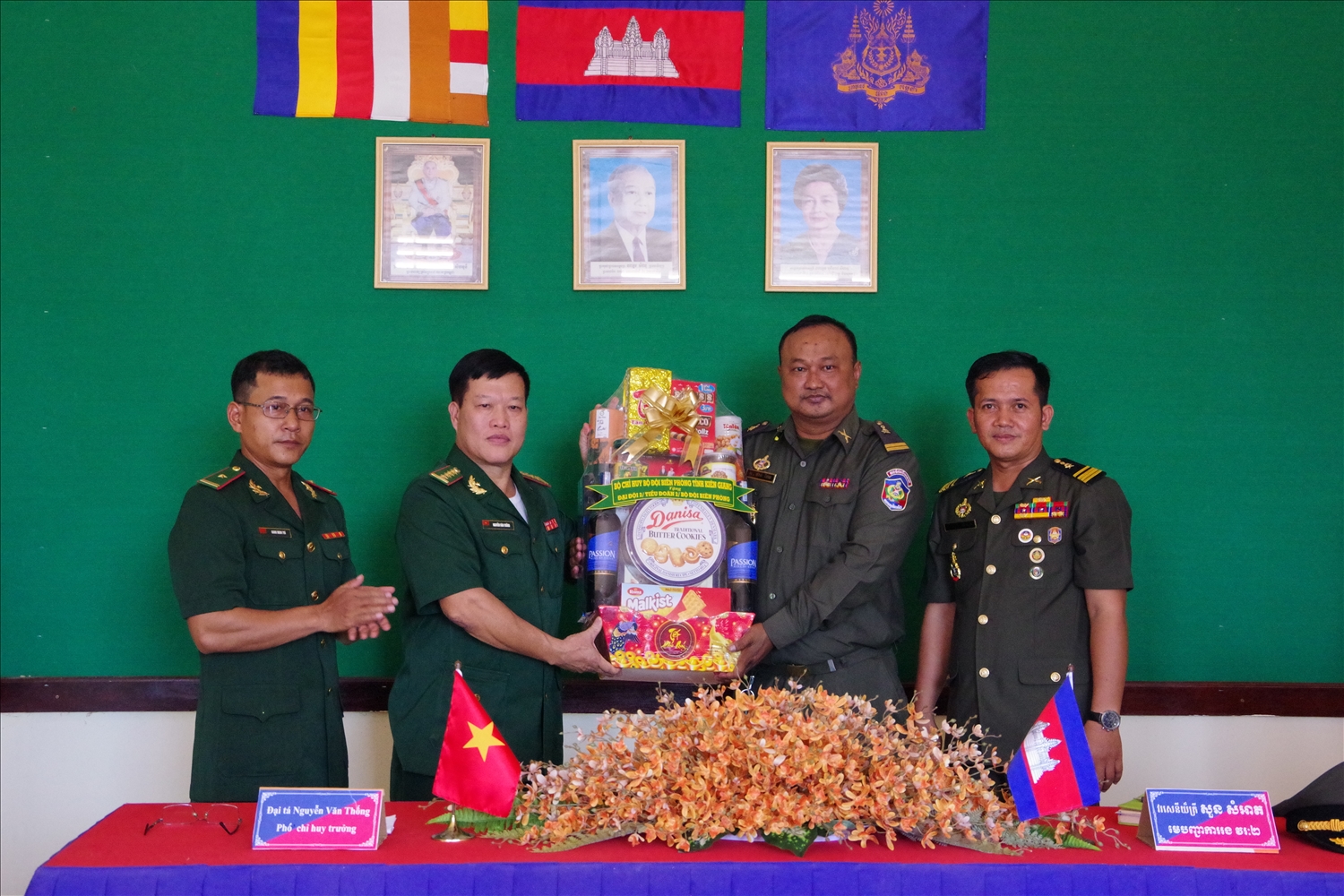 Đại tá Nguyễn Văn Thống, phó chỉ huy trưởng nghiệp vụ BĐBP tỉnh Kiên Giang tặng quà lực lượng bảo vệ biên giới nước ban Campuchia