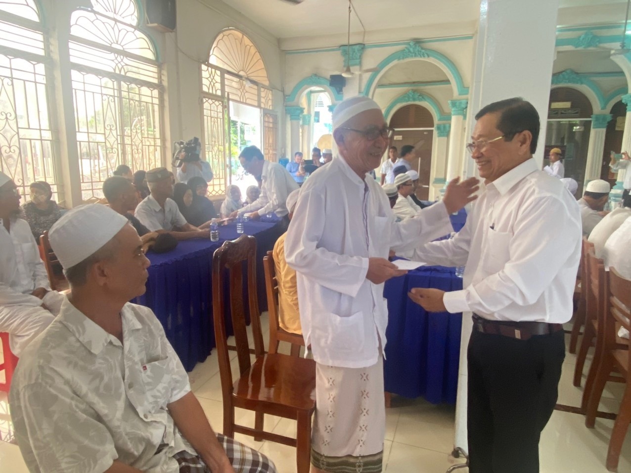 Ông Men Pholy thăm hỏi, động viên, tặng quà đồng bào DTTS trên địa bàn tỉnh An Giang