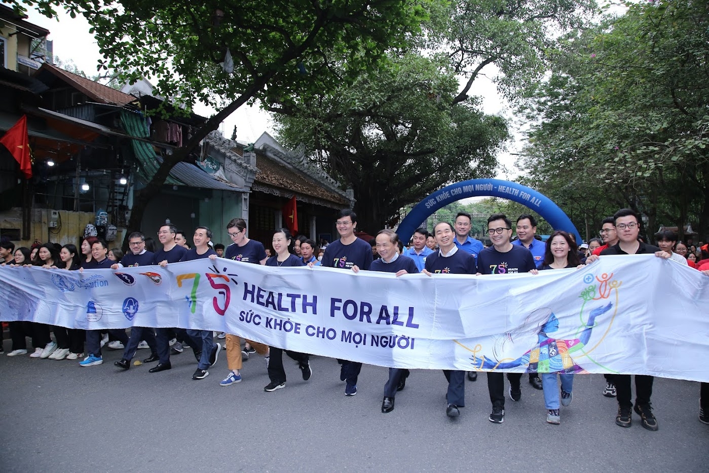 Các đại biểu tham gia hoạt động đi bộ vì sức khỏe
