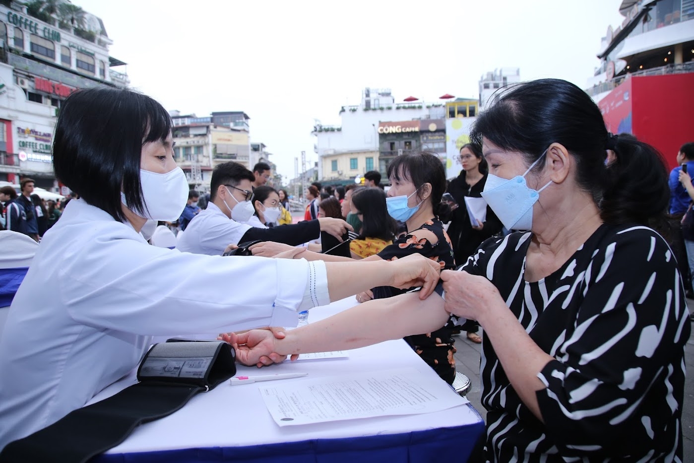 Người dân trên địa bàn thành phố Hà Nội đã được khám, sàng lọc bệnh và tư vấn sử dụng App chăm sóc sức khỏe từ xa