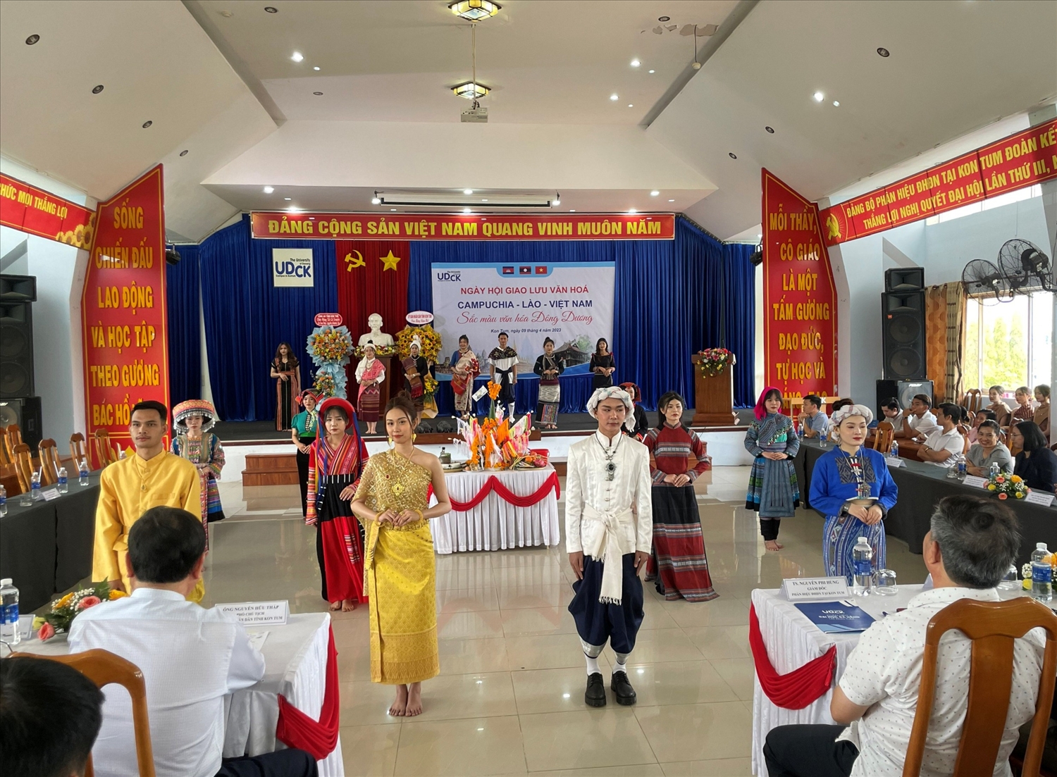 Trình diễn trang phục truyền thống Campuchia - Lào - Việt Nam. Ảnh: TL 