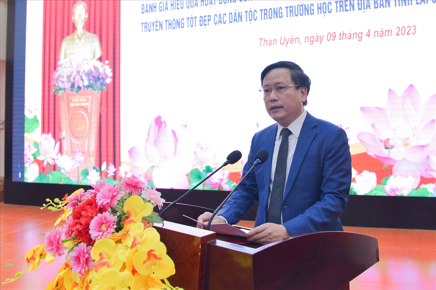 Đồng chí Lê Đức Dục - Ủy viên Ban Thường vụ, Trưởng Ban Tuyên giáo Tỉnh ủy Lai Châu phát biểu Khai mạc Hội thảo 