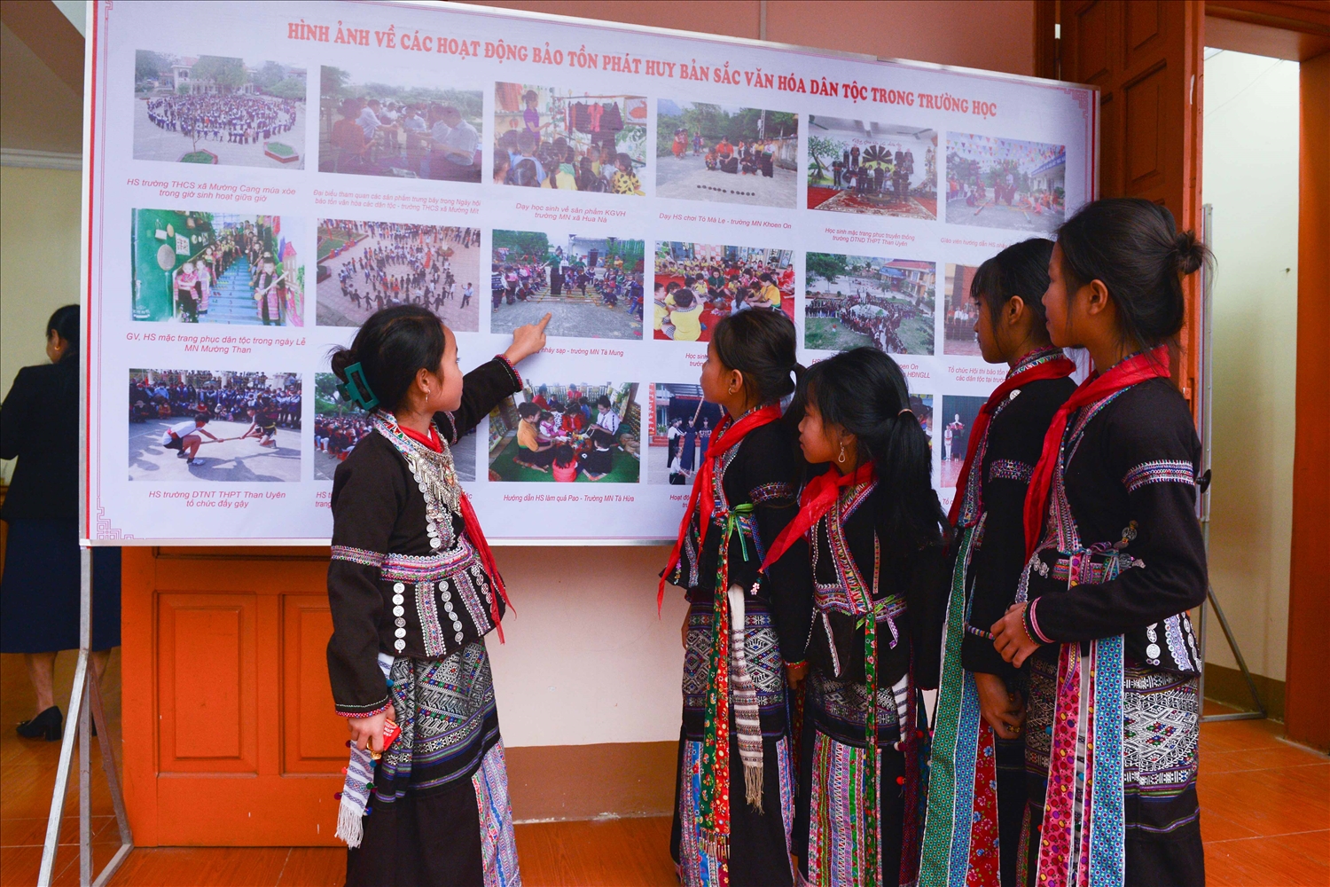 Học sinh dân tộc Mông Than Uyên thích thú tìm hiểu hình ảnh trong các pa nô tại Hội thảo
