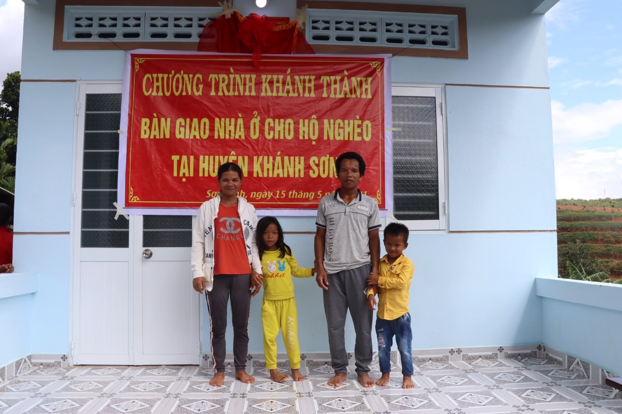 Gia đình ông Mấu Lại ở thôn Xóm Cỏ, xã Sơn Bình phấn khởi bên ngôi nhà mới