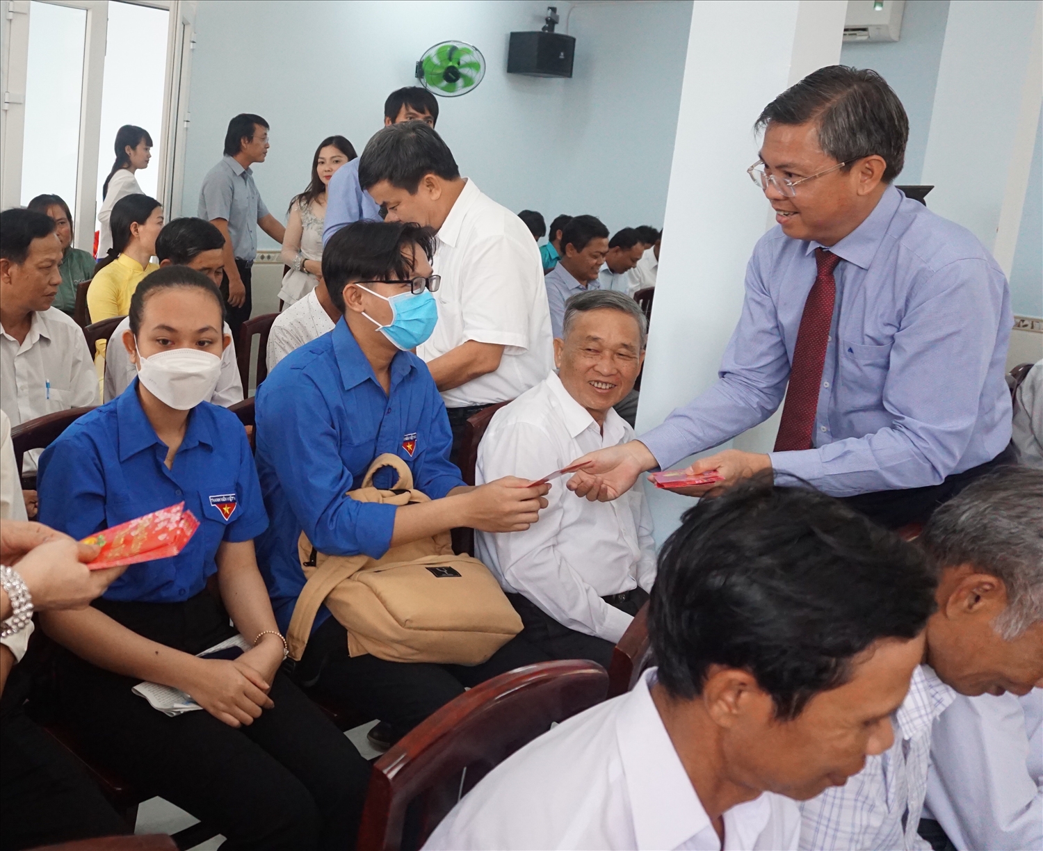 Ông Nguyễn Lưu Trung - Tỉnh uỷ viên, Phó chủ tịch UBND tỉnh Kiên Giang - trao quà đến các thanh niên là Đoàn viên ưu tú là dân tộc Khmer 