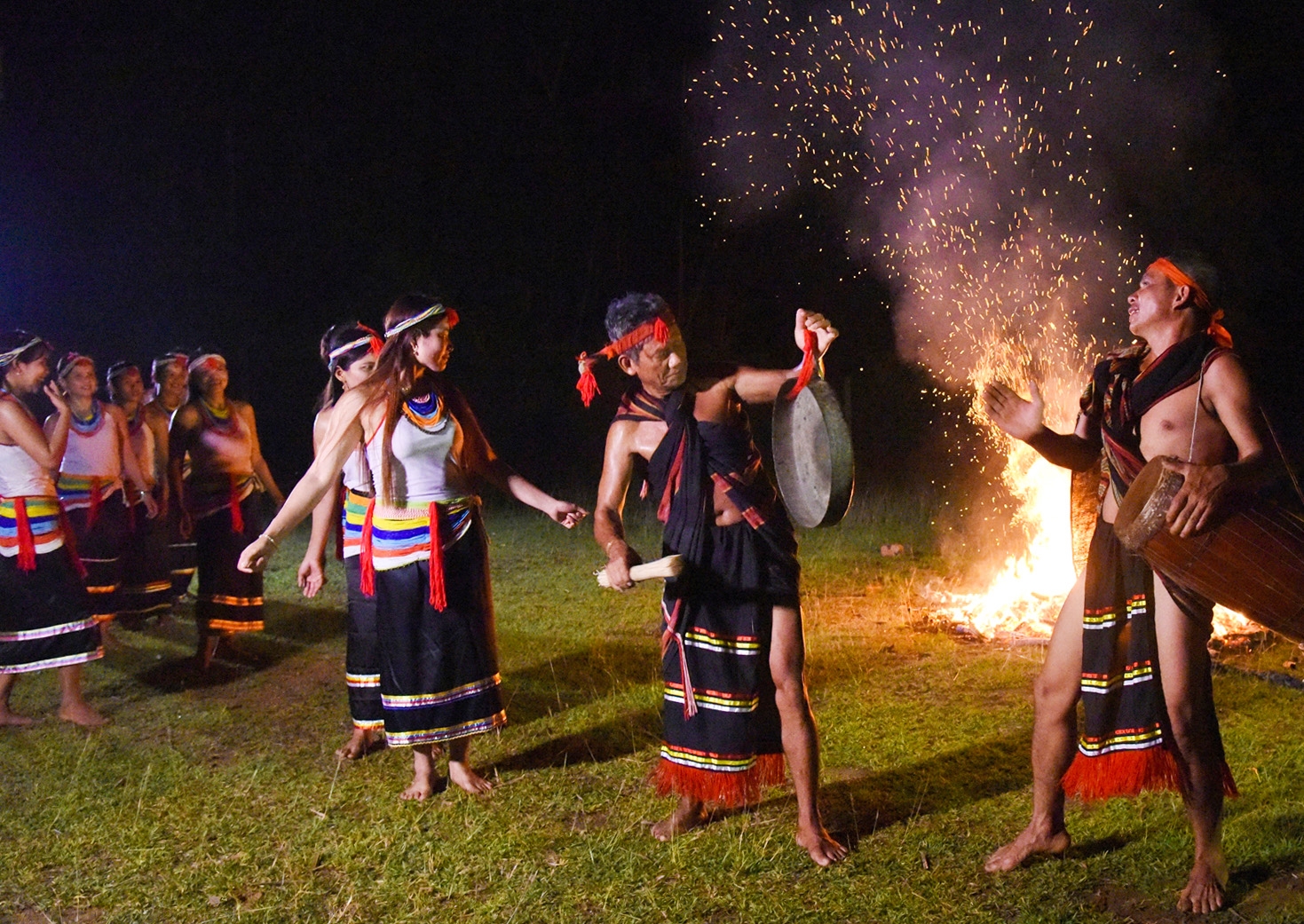 Điệu múa ka đấu và diễn tấu chiêng đôi trong đêm hội ở xã Trà Kót, huyện Bắc Trà My (Quảng Nam)