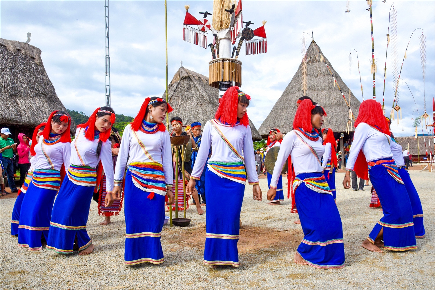 Điệu múa ka đấu của dân tộc Co huyện Trà Bồng (Quảng Ngãi) tại Lễ hội phục dựng cây nêu các dân tộc tại huyện Tây Giang (Quảng Nam)