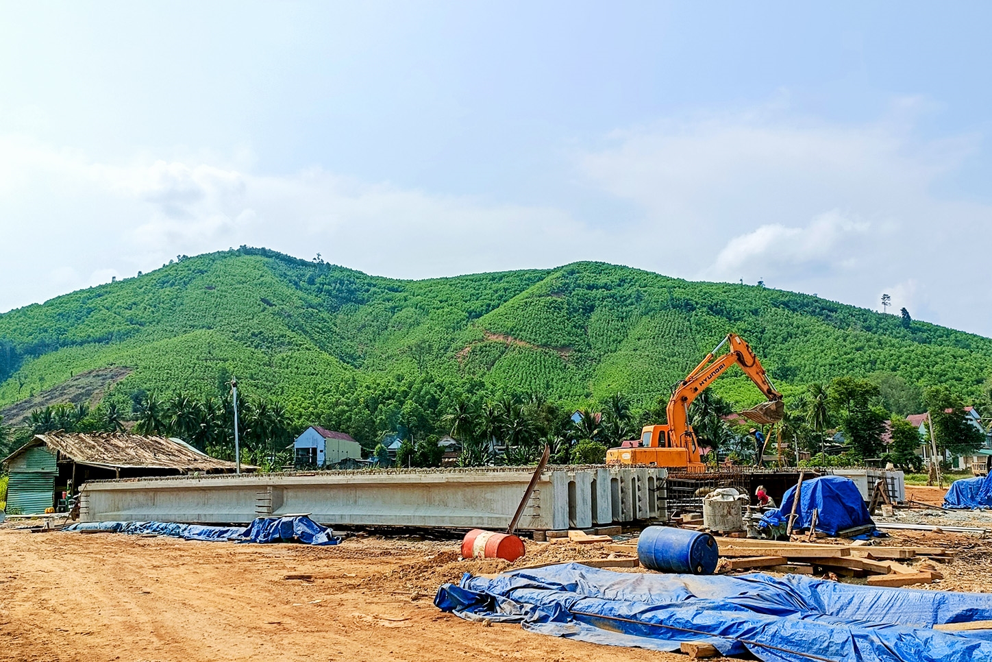 Cầu Hiệp Định sau khi hoàn thành sẽ là chiếc “phao cứu sinh” đối với người dân thôn Phú Ninh, xã Ân Nghĩa