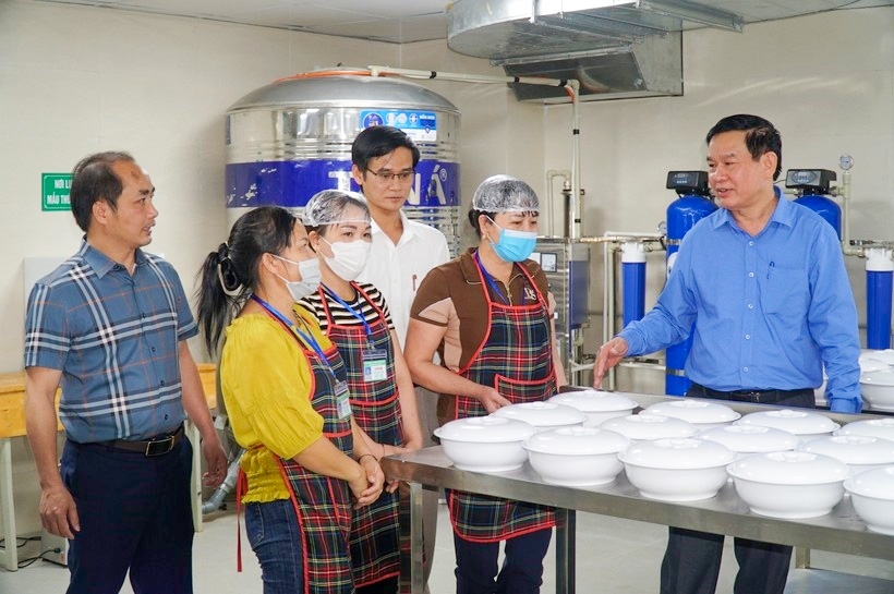 Lãnh đạo Sở GD&ĐT Nghệ An thăm bếp ăn của Trường THPT Kỳ Sơn (huyện Kỳ Sơn) - đơn vị được Nghệ An chọn thí điểm triển khai mô hình Trường PTDTBT THPT kiểu mới.