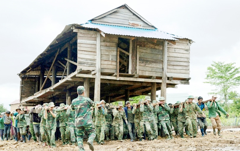 Chính quyền, quân và dân chung sức di dời nhà dân trên đỉnh núi Cheng Leng về lại làng Hek, đồng lòng thực hiện chủ trương xây dựng làng NTM trong vùng đồng bào DTTS
