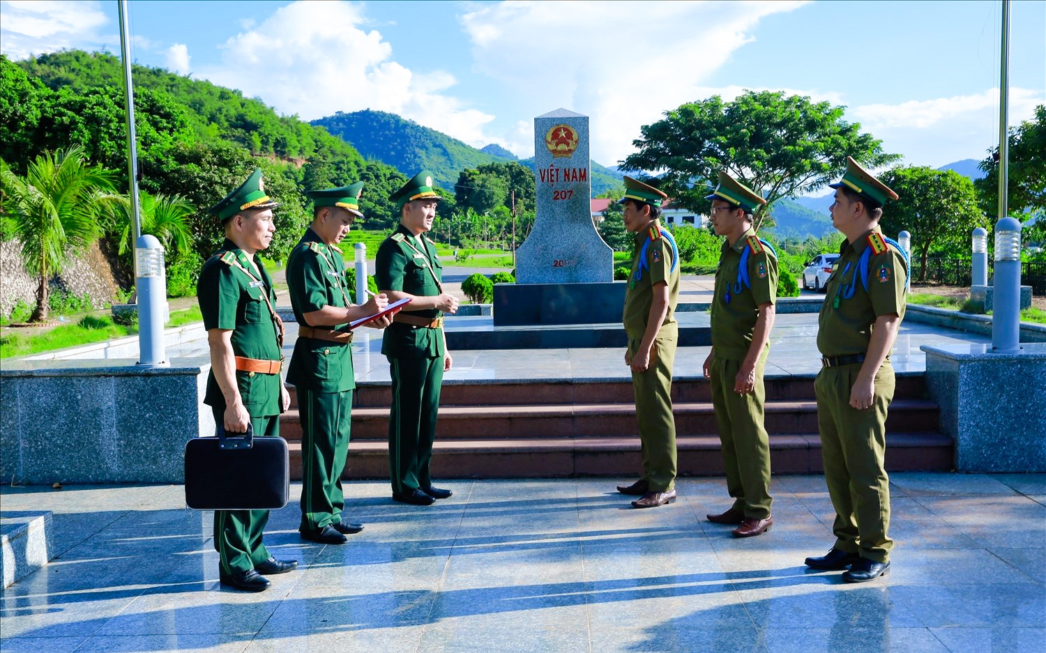 Cán bộ Đồn Biên phòng Cửa khẩu Chiềng Khương thường xuyên trao đổi tình hình Nhân dân hai bên biên giới với lực lượng quản lý bảo vệ biên giới của Lào