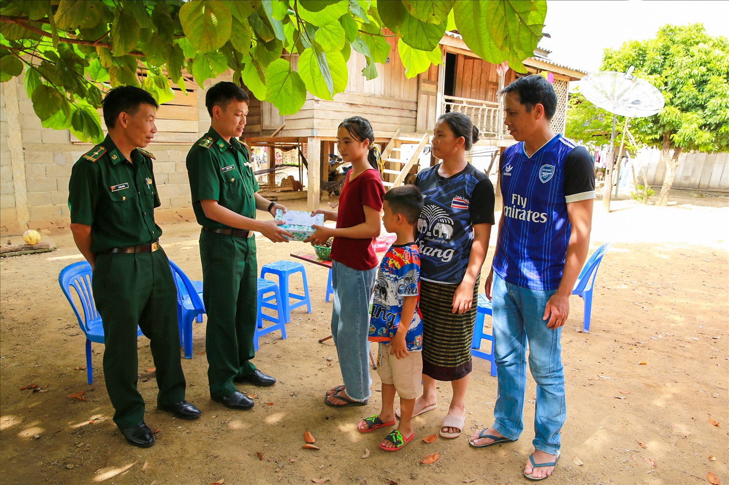 Cán bộ Đồn Biên phòng Cửa khẩu quốc tế Lóng Sập tặng quà, sách vở cho cháu Tun Pheng Khăm Xỉ
