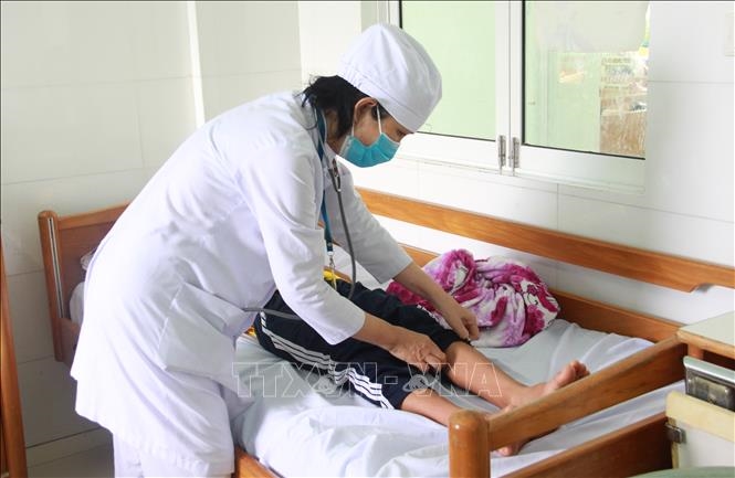 Bác sĩ kiểm tra các điểm phát ban đỏ của bệnh nhân khi mắc sốt xuất huyết tại Bệnh viện Bệnh Nhiệt đới Khánh Hòa