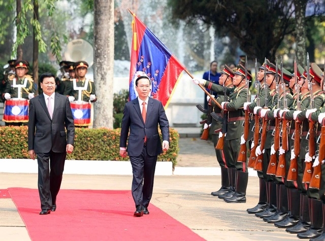 Chủ tịch nước Võ Văn Thưởng và Tổng Bí thư, Chủ tịch nước Lào Thongloun Sisoulith duyệt đội danh dự. Ảnh: Thống Nhất – TTXVN