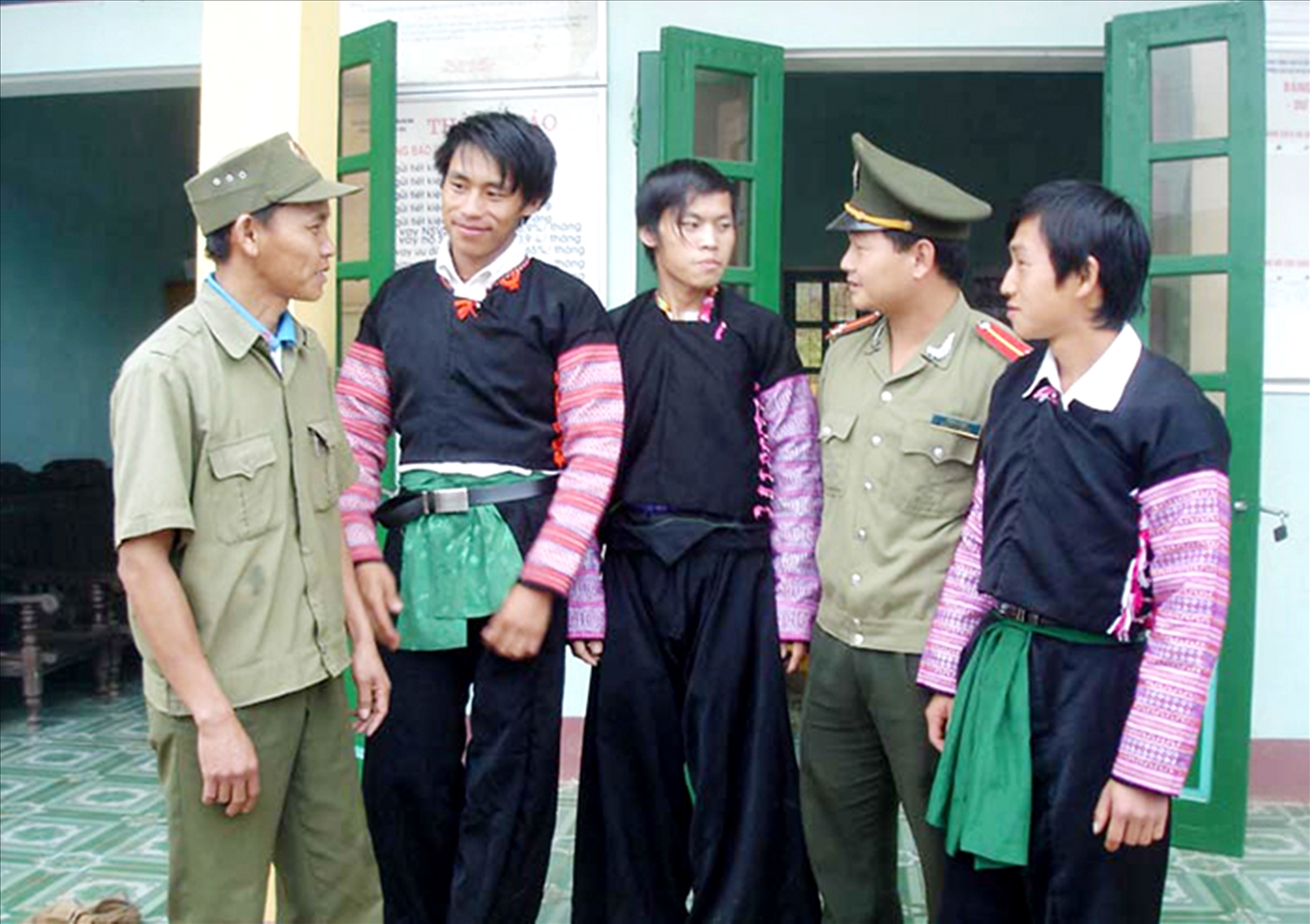 Công an xã Hang Kia, huyện Mai Châu tuyên truyền, phổ biến các quy định của pháp luật với lực lượng đoàn viên thanh niên trên địa bàn. Ảnh Tư liệu