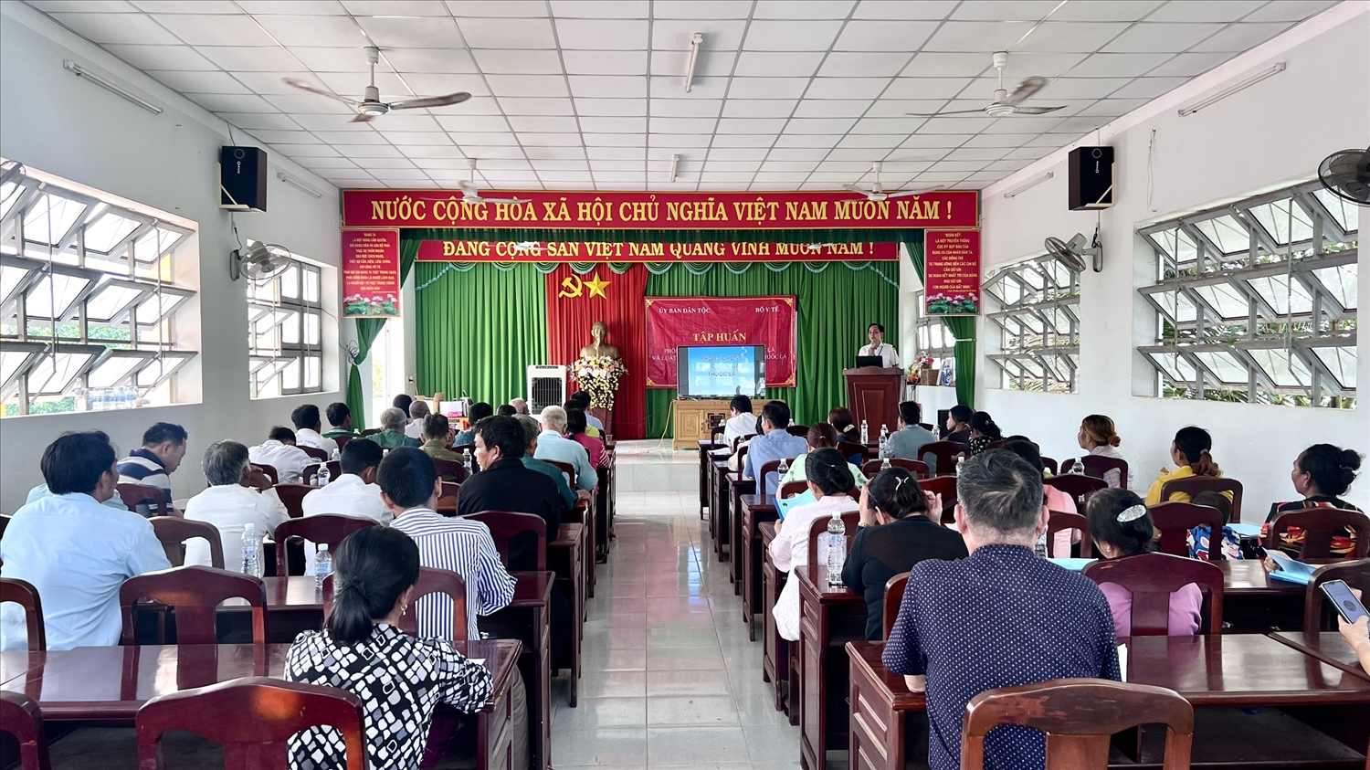 Các đại biểu tham gia lớp hội nghị tập huấn tại xã Phước Thiện huyện Bù Đốp