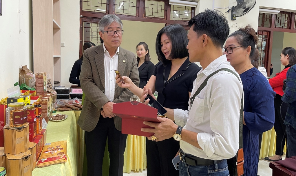 Các đại biểu tham quan gian hàng trưng bày sản phẩm của doanh nghiệp, hợp tác xã tỉnh Cao Bằng và Lâm Đồng