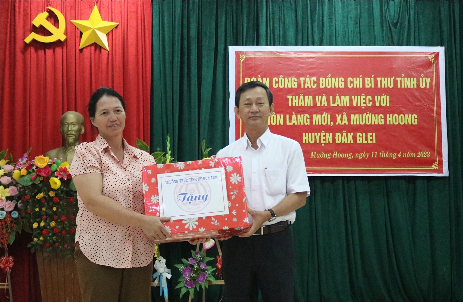 Bí thư Tỉnh ủy Kon Tum Dương Văn Trang tặng quà cho tập thể thôn Làng Mới