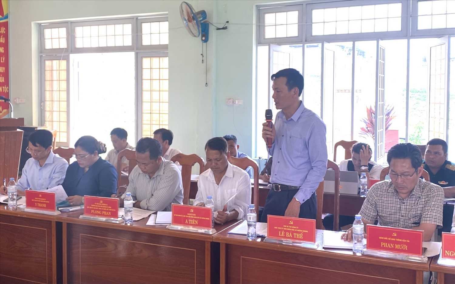 Ông Lê Bá Thế - Chủ tịch UBND xã Mường Hoong, huyện Đăk Glei báo cáo với đoàn công tác của Bí thư Tỉnh ủy