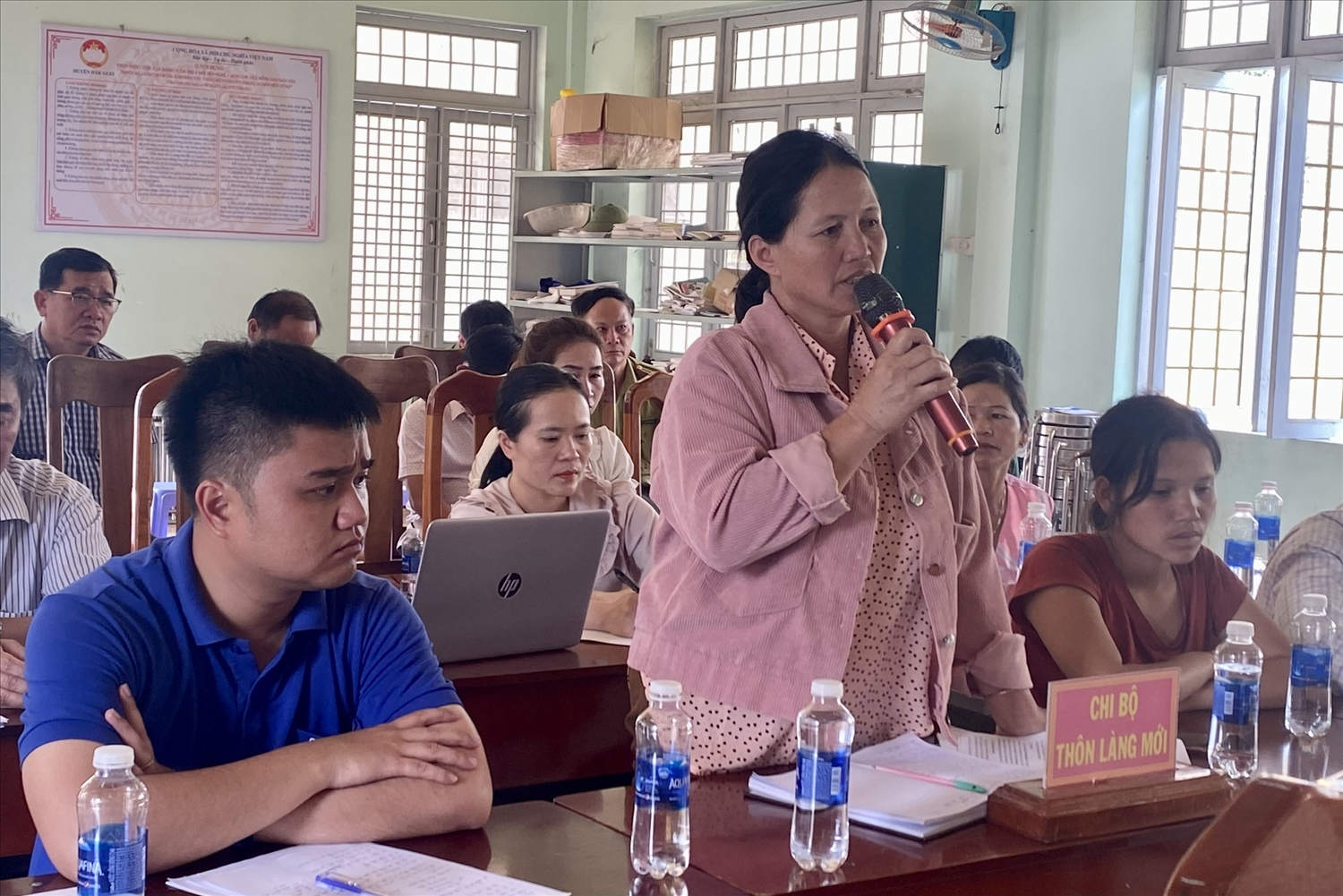 Bà Y Bia – Bí thư Chi bộ thôn Làng Mới kiến nghị với Đoàn công tác của Bí thư Tỉnh ủy Kon Tum