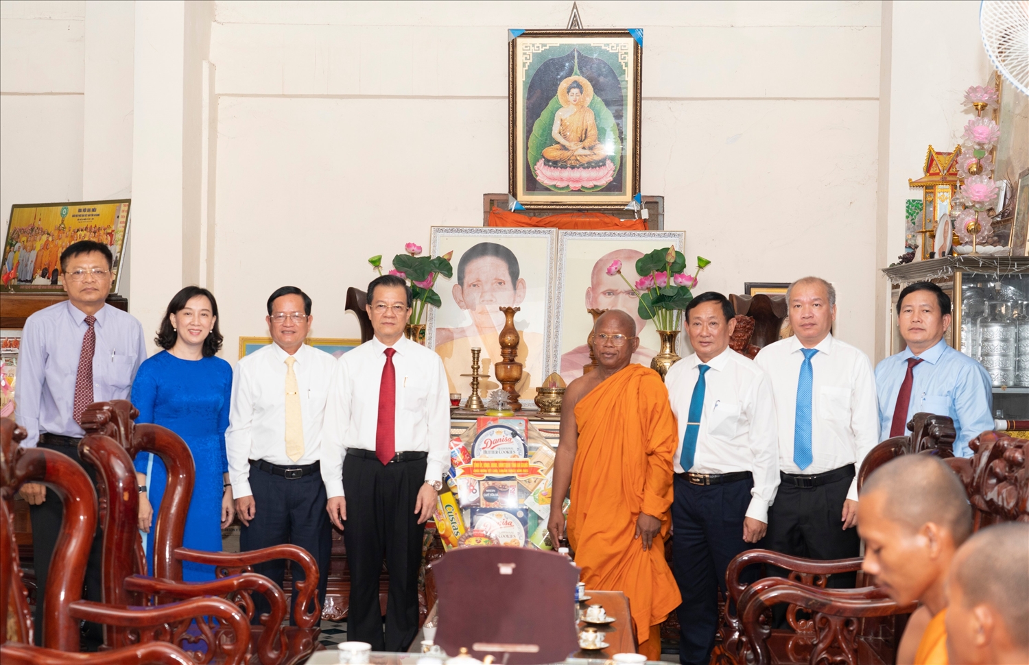 Bí thư Tỉnh ủy An Giang Lê Hồng Quang tặng hoa và quà chúc mừng Tết Chol Chnam Thmay chùa Thơ Mít