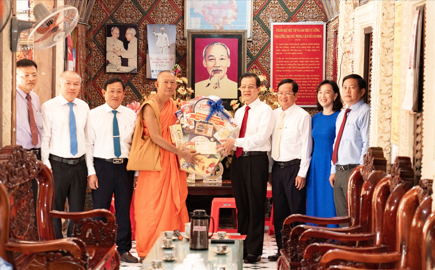 Bí thư Tỉnh ủy An Giang Lê Hồng Quang tặng quà chúc mừng Tết Chol Chnam Thmay chùa Mỹ Á