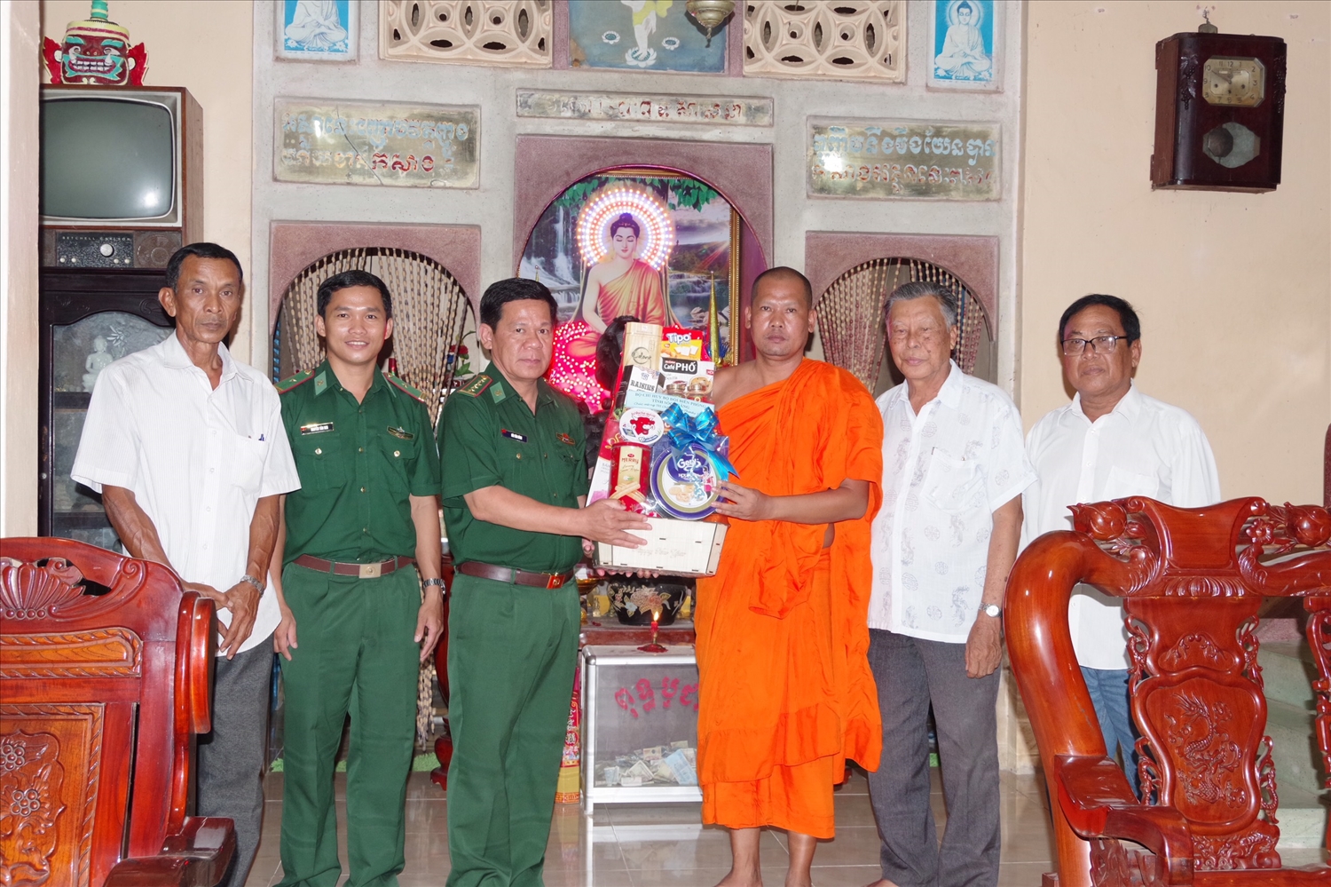 Đại tá Bùi Văn Bình, thăm tặng quà chúc tết các vị Sư sãi, ban quan trị chùa Cà Săng, Phường 2, thị xã Vĩnh Châu
