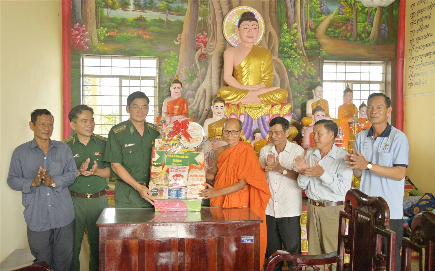 Đại tá Huỳnh Văn Đông - Chính uỷ, BĐBP tỉnh Kiên Giang trao quà mừng Chôl Chnăm Thmây đến sư trụ trì chùa Tà Phọt 