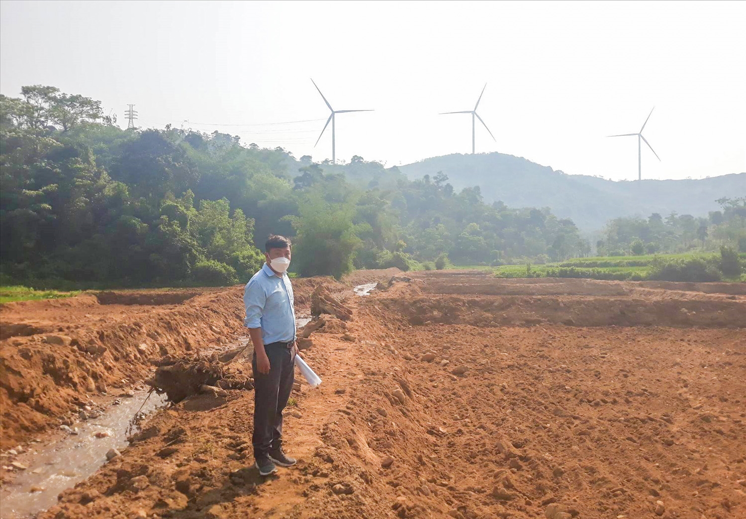 Anh Nguyễn Văn Thành- công chức địa chính xã Húc kiểm tra tiến độ cải tạo lại ruộng lúa cho đồng bào ở thôn Húc Thượng