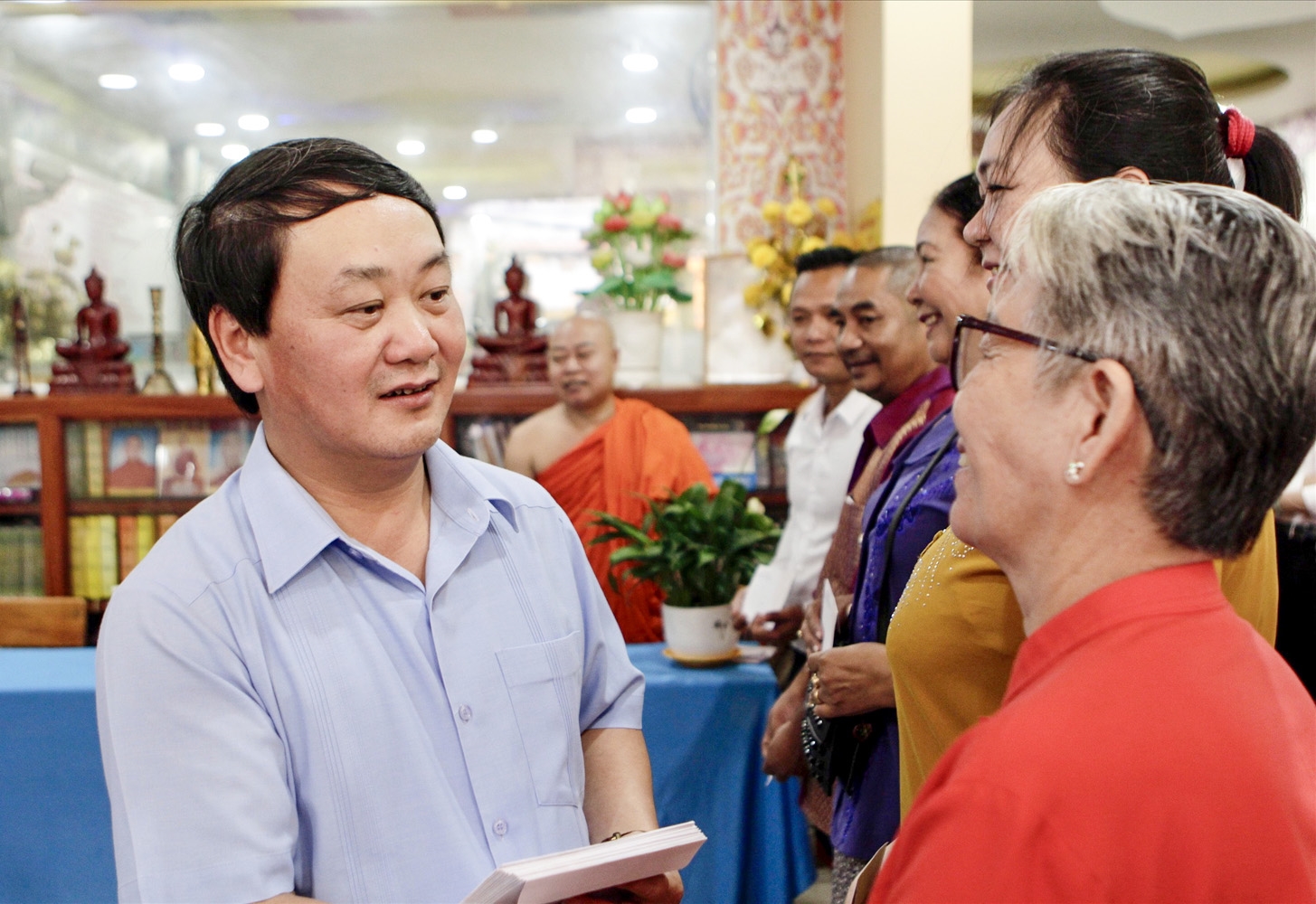 Bộ trưởng, Chủ nhiệm UBDT Hầu A Lềnh trò chuyện thân mật, trao quà và chúc tết cổ truyền những người có uy tín trong đồng bào dân tộc Khmer tại TP Hồ Chí Minh