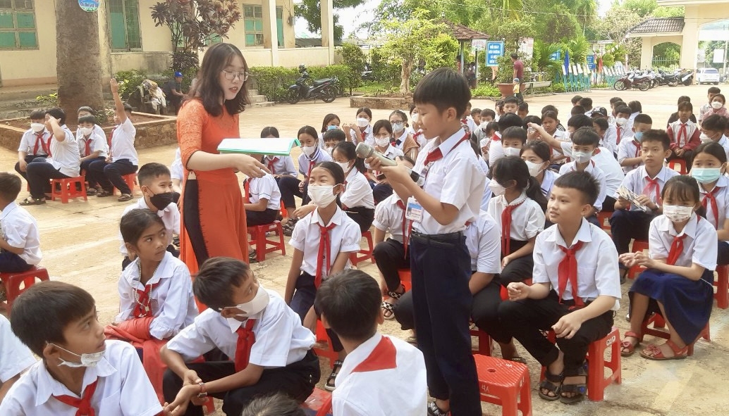 Các em học sinh Trường Tiểu học Ia Khươl hứng khởi tham gia các câu hỏi đố vui nhận quà