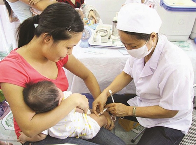 Khẩn trương tiêm vaccine bại liệt cho trẻ. Ảnh minh hoạ