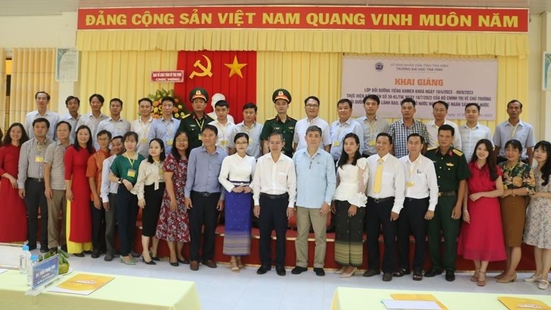 Các học viên khóa bồi dưỡng tiếng Khmer chụp ảnh lưu niệm cùng lãnh đạo Tỉnh ủy, Ủy ban nhân dân tỉnh Trà Vinh