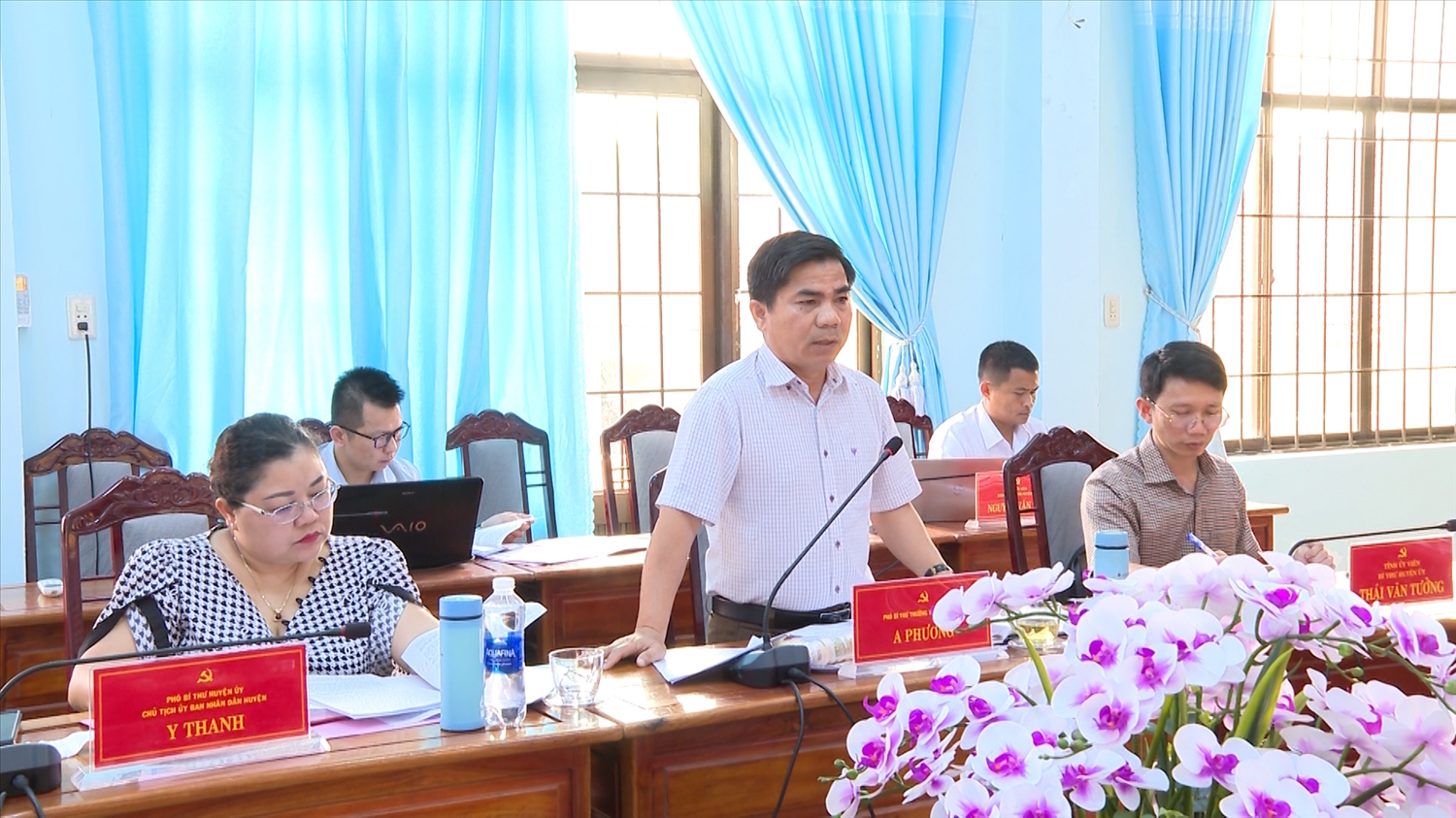 Ông A Phương – Phó Bí thư Thường trực Huyện ủy Đăk Glei báo cáo với Thường trực Tỉnh ủy