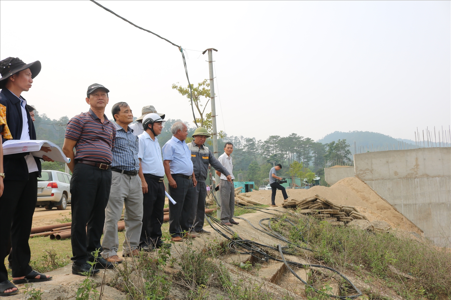 Bí thư Tỉnh uỷ Kon Tum Dương Văn Trang kiểm tra việc triển khai thực hiện các Dự án đầu tư kết cấu hạ tầng trên địa bàn huyện Đăk Glei