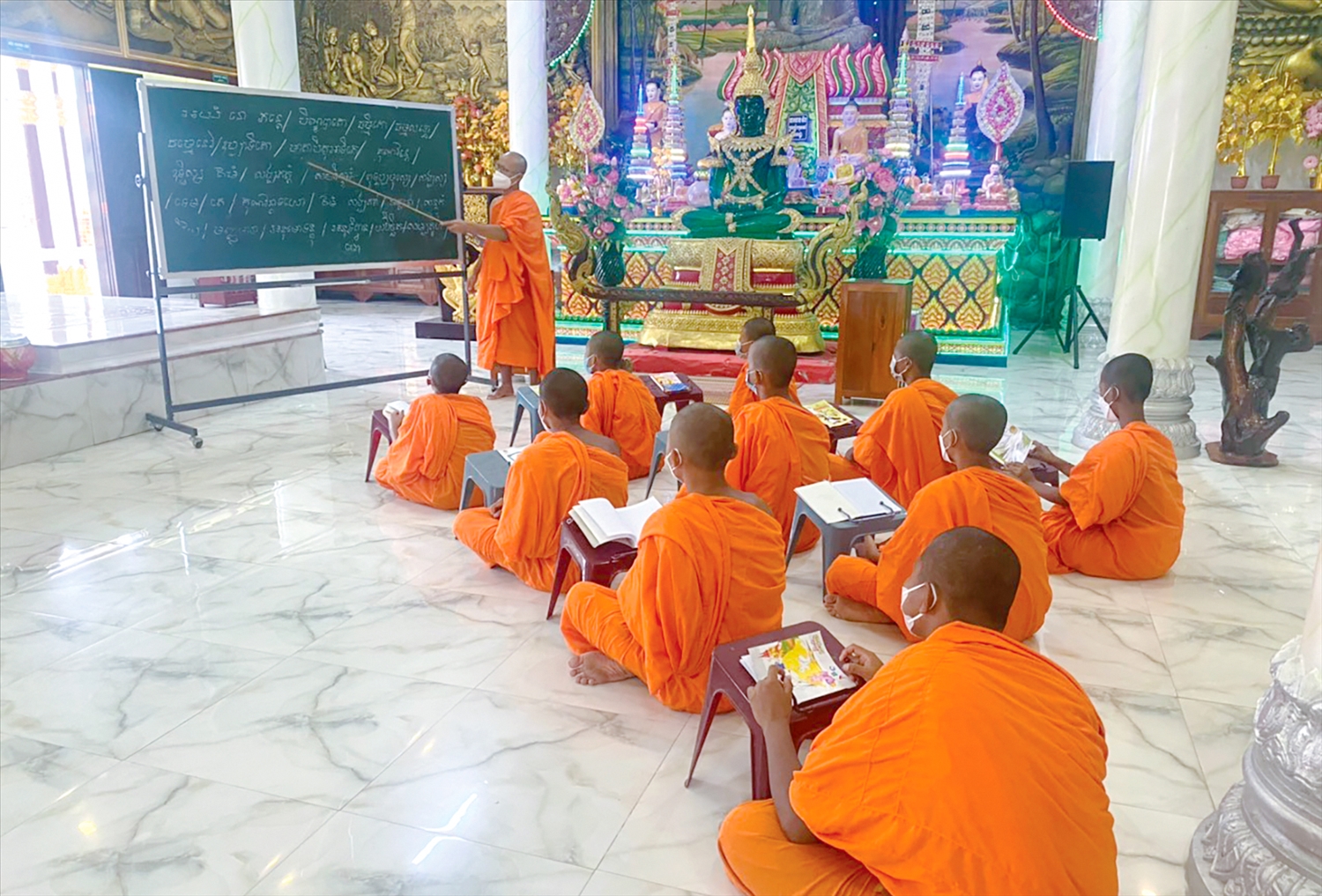Công tác bảo tồn tiếng nói, chữ viết của đồng bào dân tộc Khmer được quan tâm chú trọng. (Trong ảnh: Lớp truyền dạy chữ Khmer tại chùa Serey Kandal-Sóc Trăng; Ảnh: Như Tâm)