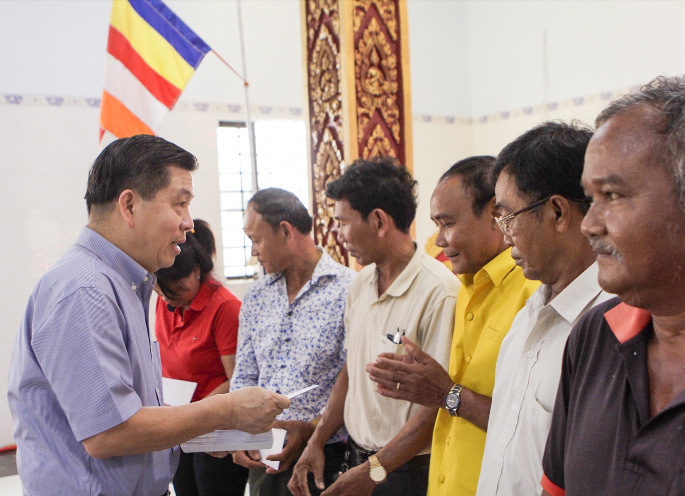 Thứ trưởng, Phó Chủ nhiệm UBDT Lê Sơn Hải trao tặng quà cho các hộ gia đình chính sách, gia đình nghèo đồng bào Khmer tại các điểm đoàn công tác đến thăm.