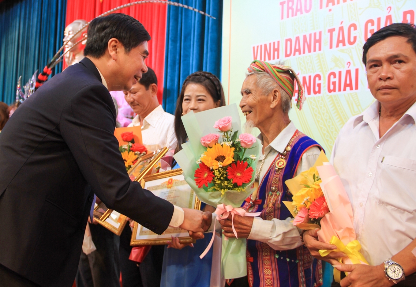 Nghệ nhân Lê Văn Ru vui mừng khi được trao tặng danh hiệu Nghệ nhân ưu tú